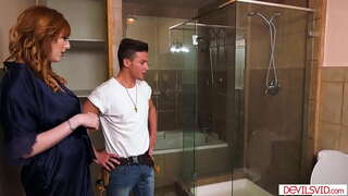 ���ત્ની મોટા બોબલા વાળી મહિલા cuckolds પતિ દ્વારા ચુસવું અશ્લીલ અને એક પ્લમ્બર