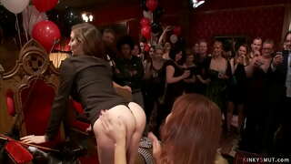 Doi sani uriasi tanar si matura sclavi Simone Sonay și Syren de Mer la public Bday party de amanta Printesa Donna Dolore ia gâtul tras