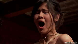 Ǿ�しい天然スレーブマンディーズ、ケンダルインターナショナルは、体罰せられその肛門積により大きなコックジョンの強いので、週末のブランチパーの上層階