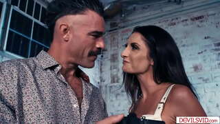 Пич чука в задника е най-добрата приятелка на жена си на грудастую брюнетка