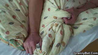 Пожилая зан соблазнила ҷавон бача