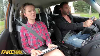 Faltsuak Gidatzeko Eskola Ikaslearen Erosten Irakaslea Emilia Argan kafe bat aurretik kanpoko arraio