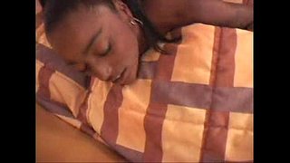 Чернокожая студентка трахается в гостинице в домашнем любительском порно видео