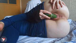 PAWG सुंदर कबूतर उसे तंग बिल्ली के साथ ककड़ी