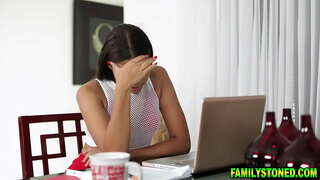 Ũ�小的黑檀木stepsis米歇尔*安德森条，可以应付同父异母兄弟cum在她的大腿