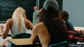 ���ોનેરી વાળ વાળી કિશોર કે કિશોરી blowjobs પછી દ્વારા fucked તેના મિત્ર પૂલ