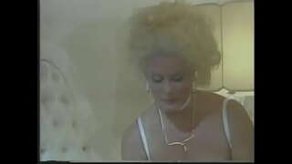 Modne blonde lady suger pikk og rir det med henne stramt våt fitte