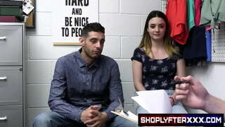 ���ခါ Kinsley Kane နှင့်သူမ၏ရည်းစားနှင့်အသုံးအဖမ်းခံရကြသည်တစ်ဦးအခိုးခံရခရက်ဒစ်ကဒ်၊ကျွတ်ကြိုတင်ကာကွယ်ရေးဘာသာရပ် Kinsley ကိုနှံ့နှံ့စပ်စပ်နှင့်လိုင်ရှာ။