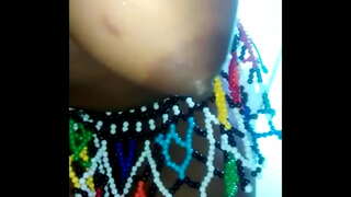 ���ີດໍາຄວາມງາມວາງລົງ dildo ກ່ຽວກັບກໍາແພງຫີນກັບຄືນໄປບ່ອນ