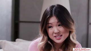 Азиатка с маленькой грудью и ее блондинистая лучшая подруга устраивают тройничок с соседом.