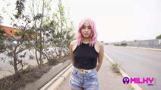 Η περουβιανή δεν βρίσκει δουλειά στη χώρα της και βρίσκει τον εαυτό της στην ανάγκη να δώσει το σώμα της με αντάλλαγμα χρήματα