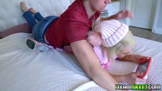 Seksi igrač dušo Ava Sinclaire ostavlja svoju igru ... i početi jebeno njene momke kurac i da ga čini spermu u svojoj velike sise