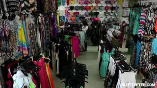 Blondie teen Haley Spades ngisep jago lan njupuk dheweke pus bajingan wildly ing wektu sing padha