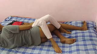 College-Meedchen Gëtt Béis Op E Schwanz An Schwaarze Dessous