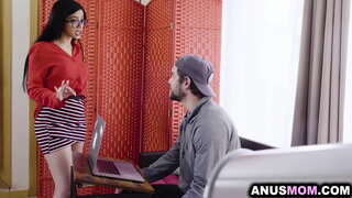 Pārsteidzošs MILF Julia de Lucia mīl ar lielu PIMPI viņas ASS