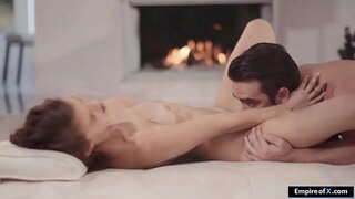 Gwallt tywyll gweithiwr pussy llyfu yna fucked gan ei rheolwr