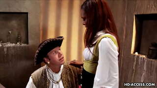 ���ालो slut Marie Luv सवार सेतो कुखुरा र कडा ठोकिएका