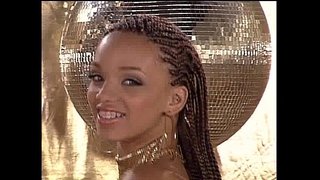 Gia LaShay ແດງໃຫ້ເຫັນໄປຂອງນາງກັນ