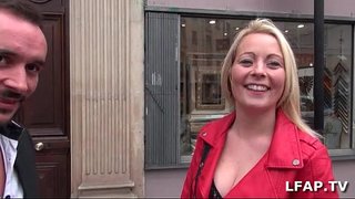 Прекрасная маленькая блондинка француженка жестко трахается в зад