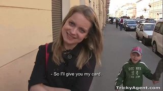 Delikata-Aġent tal - mara Tagħha tkun imxarrba u stretta