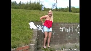 Светловолосая красотка Лена ошкоро обнажается ва нишон медиҳад грудастых мигающих назарияи english подружек