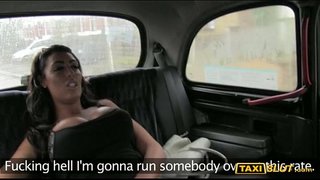 Огромен juggs Ава drilled со возачот на backseat на неговиот кабината