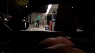 Ким, эксгибиционистка, демонстрирует задницу незнакомцам в машине в Мехико