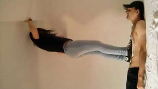 Жестокая айым топчет өзүнүн раба