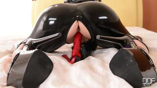 Люси наслаждается өзүнүн вибратором