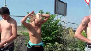 Y. bjonde girl PUBLIK seksit në rrugë të gjerë të ditës