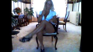 Horny Milf स्ट्रिप्स