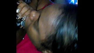 Eboni babe sucks ceiliog du trwchus