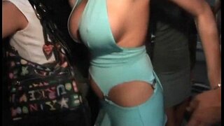 ���ठाओ लड़कियों क्लब में