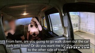 Любительница менен огромными сиськами алат укалоо адамдын поддельном такси