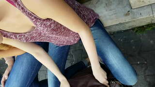 Downblouse fete în stradă publice