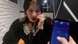 ���ुलगी होतो करून प्रियकर सह ohmibod मध्ये रेस्टॉरंट