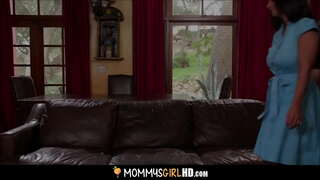 MILF Schrëtt Mom &amp;amp; Winzige Stieftochter Deelen Orgasmen