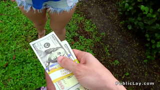 Bulla tibus flava bangs in garage in publicum