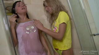 Dua lesbian remaja memiliki sebuah orgasme dengan dubur penggetar di bilik mandi