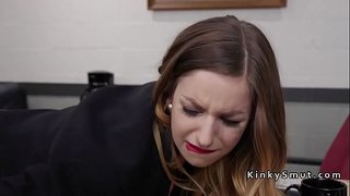 Amba susu brunette boss silit ngobahke driji dheweke saleswoman