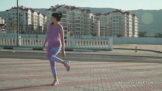 Дөйә үтә күренмәле ойоҡбаш менән майка һәм леггинсы