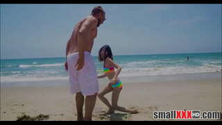 Mlada I Tanka I Mala Djevojka Jasmina Grey Otvori Ga Malo Maca Ogromnim Član Dečki S Plaže