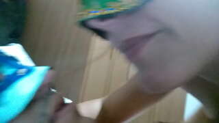 Femeie măritată scuipa in gura de sex masculin și făcându-l să-l înghită