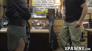 Cazibədar babe qoyur öz gitara və pişik