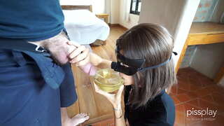 فوضوي Deepthroat الإسكات عن عبدة - المشروبات وعاء البول!