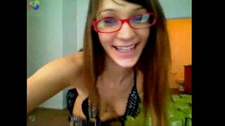 Geeky Teen Teases ar Cam ac yn cael freaky