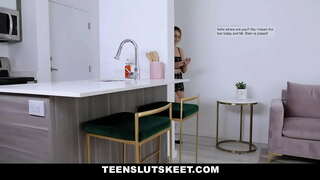 Teen babe ag innse classmate murt i ann an iomlaid na h-phàipearan deuchainn