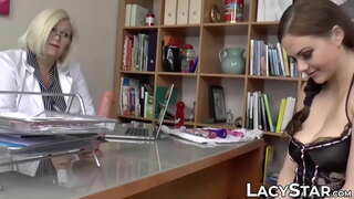 ĸ�满的GILF占主导地位的一个炎热的年轻宝贝