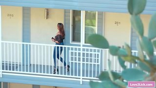 ���ಲತಾಯಿಯ ತಿನ್ನುವ ತನ್ನ ಲೆಸ್ಬಿಯನ್ ಹದಿಹರೆಯದ ಸುಂದರಿ stepdaughters ಕೂದಲಿನ ಯೋನಿಯ ತುಟಿ