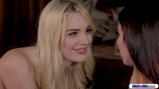 Brunette est vultus pro longinquus et petit eius flava remota si scit ubi est,.Omnes nudi illa converte cum remota in asino.eius omnis pars solvere eam, et illa seducit eius.Et osculum et illa licks eius pussy ante facesitting eius